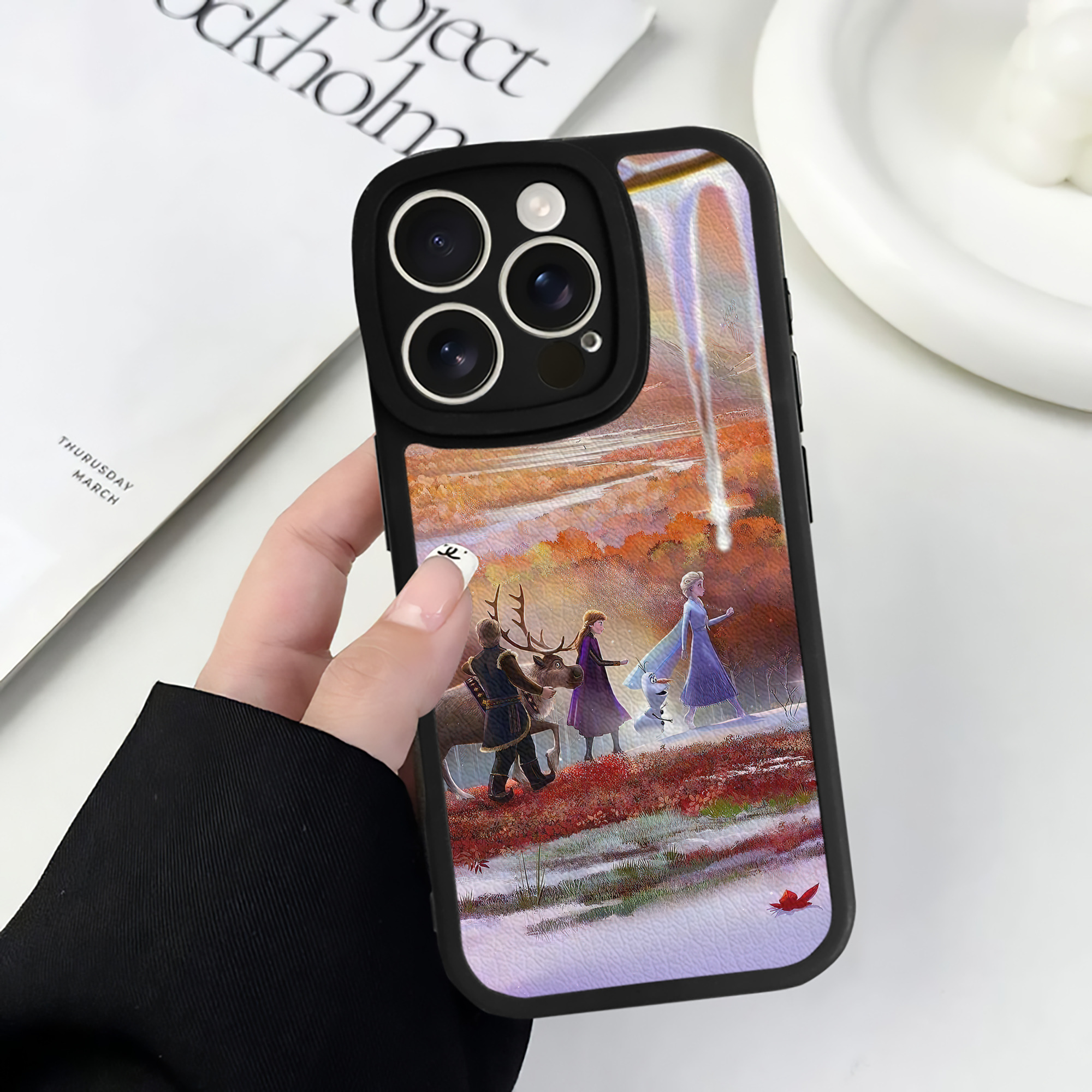 （画像用） アナと雪の女王 アンナ エルサ Frozen Anna Elsa 【iPhone 16シリーズ対応】シリコンスマホケース（レザー調） 材質：シリコン